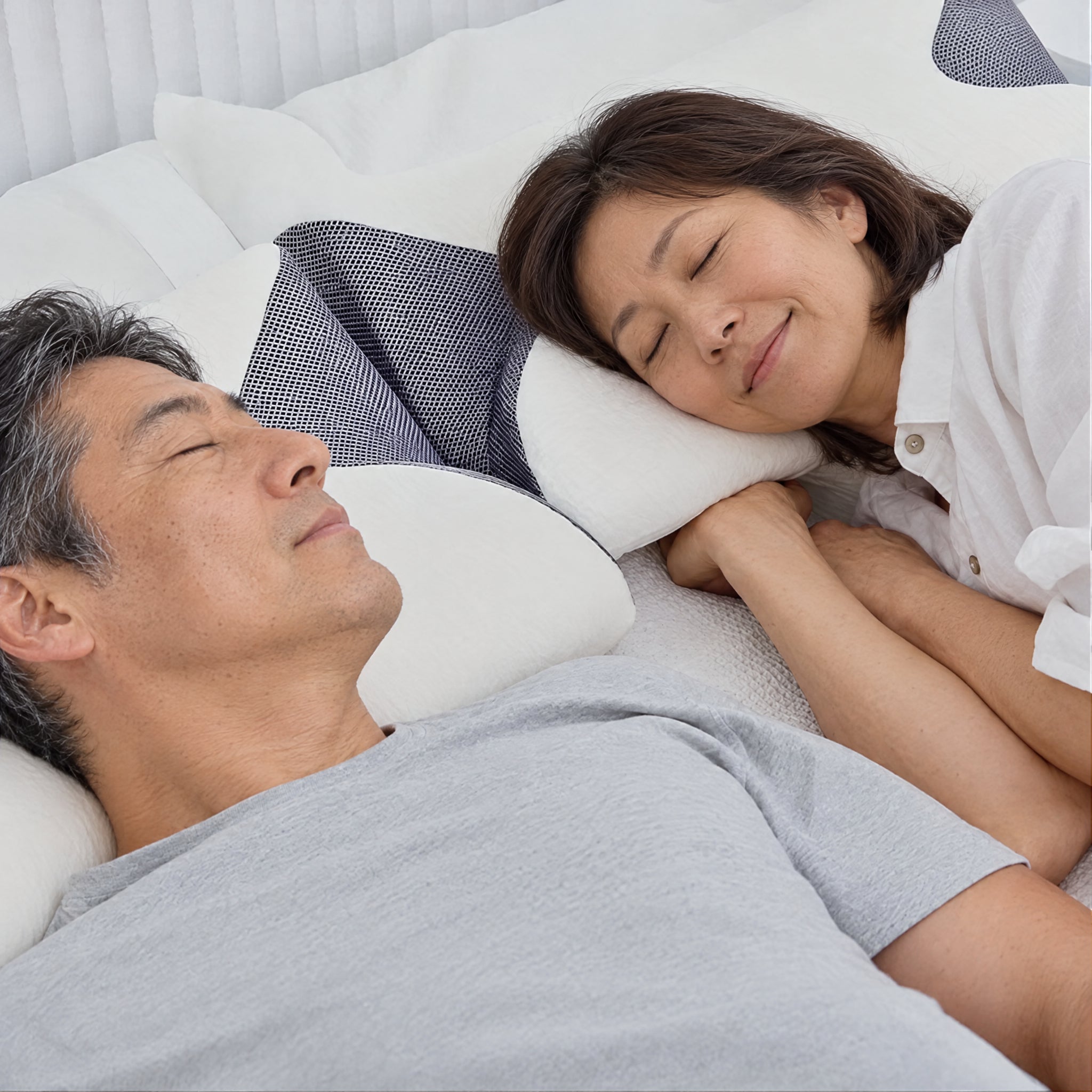 NEMURIEの枕で首を支えながら眠る二人